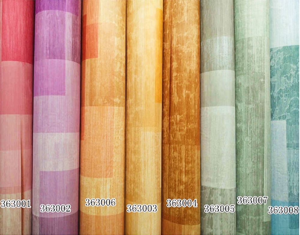 ONNA BANDUNG WALLPAPER CHIC GEOMETRY Wallpaper Onna terbuat dari kertas vinyl. Jenis wallpaper ini terdiri dari kertas cetak yang dilapisi dengan vinyl berlapis. Ini adalah jenis wallpaper yang paling umum digunakan saat ini, karena daya tahannya yang tinggi. Semakin tebal lapisan pelapis vinyl, semakin tahan lama wallpaper tersebut. Kertas vinil dapat digunakan di dapur dan kamar mandi, karena dapat menahan uap, juga bisa dicuci sehingga memudahkan perawatan. Keunggulan Wallpaper Onna adalah motif gambar & pola yang bervariasi dengan tekstur, tema gambar gaya klasik, natural, modern, artistik, colorful, dan masih banyak lagi, serta pemakaian yang tahan lama, warna tidak mudah pudar, dan berkelas.  