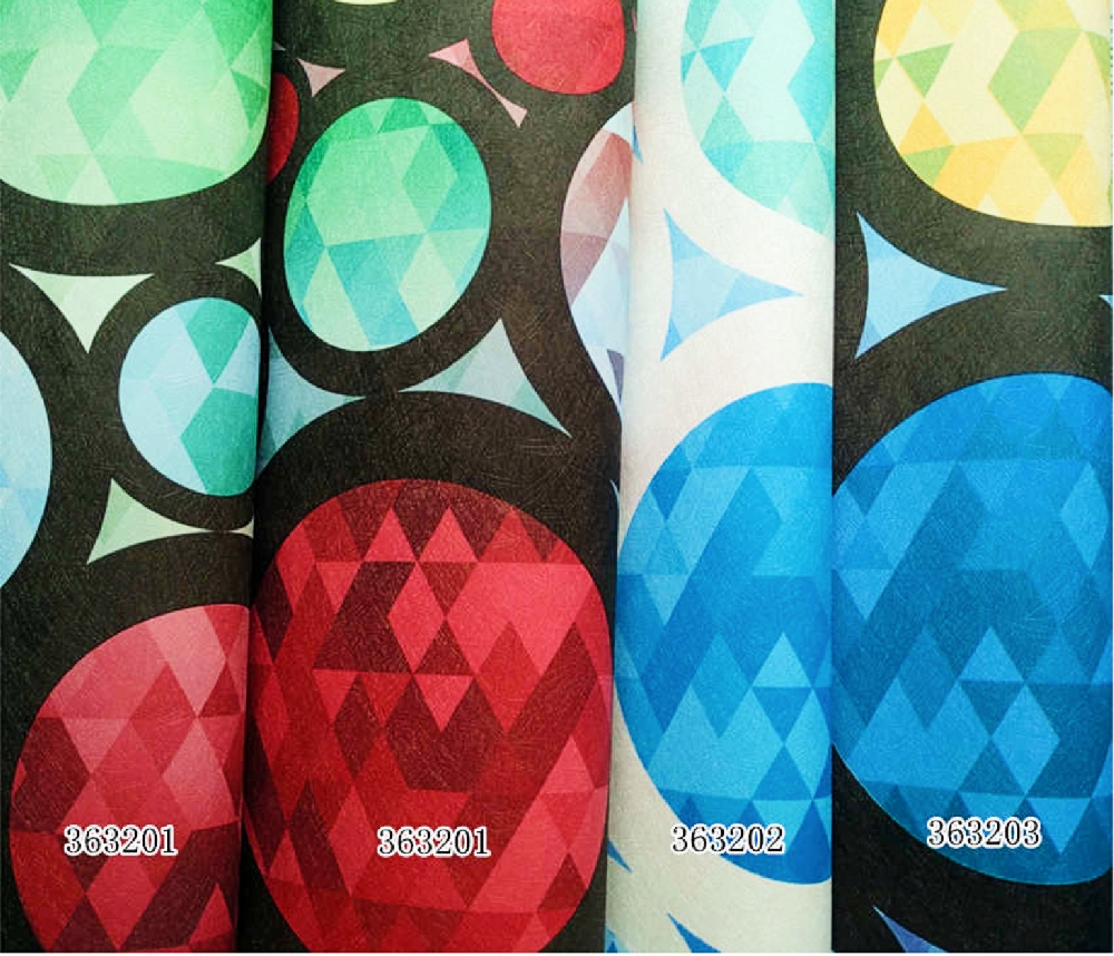 ONNA BANDUNG WALLPAPER CHIC GEOMETRY Wallpaper Onna terbuat dari kertas vinyl. Jenis wallpaper ini terdiri dari kertas cetak yang dilapisi dengan vinyl berlapis. Ini adalah jenis wallpaper yang paling umum digunakan saat ini, karena daya tahannya yang tinggi. Semakin tebal lapisan pelapis vinyl, semakin tahan lama wallpaper tersebut. Kertas vinil dapat digunakan di dapur dan kamar mandi, karena dapat menahan uap, juga bisa dicuci sehingga memudahkan perawatan. Keunggulan Wallpaper Onna adalah motif gambar & pola yang bervariasi dengan tekstur, tema gambar gaya klasik, natural, modern, artistik, colorful, dan masih banyak lagi, serta pemakaian yang tahan lama, warna tidak mudah pudar, dan berkelas.  